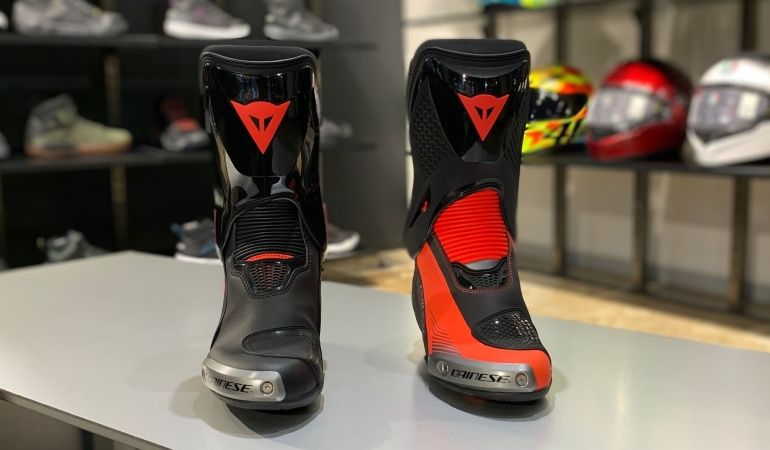 ダイネーゼのハイグレード・レーシングブーツ『TORQUE 4 BOOTS
